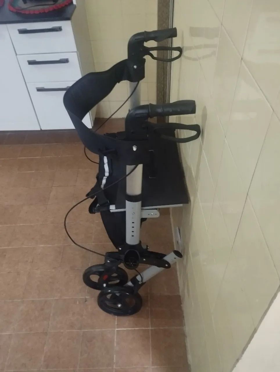 Andador de alumínio com 4 rodas  - Foto 4