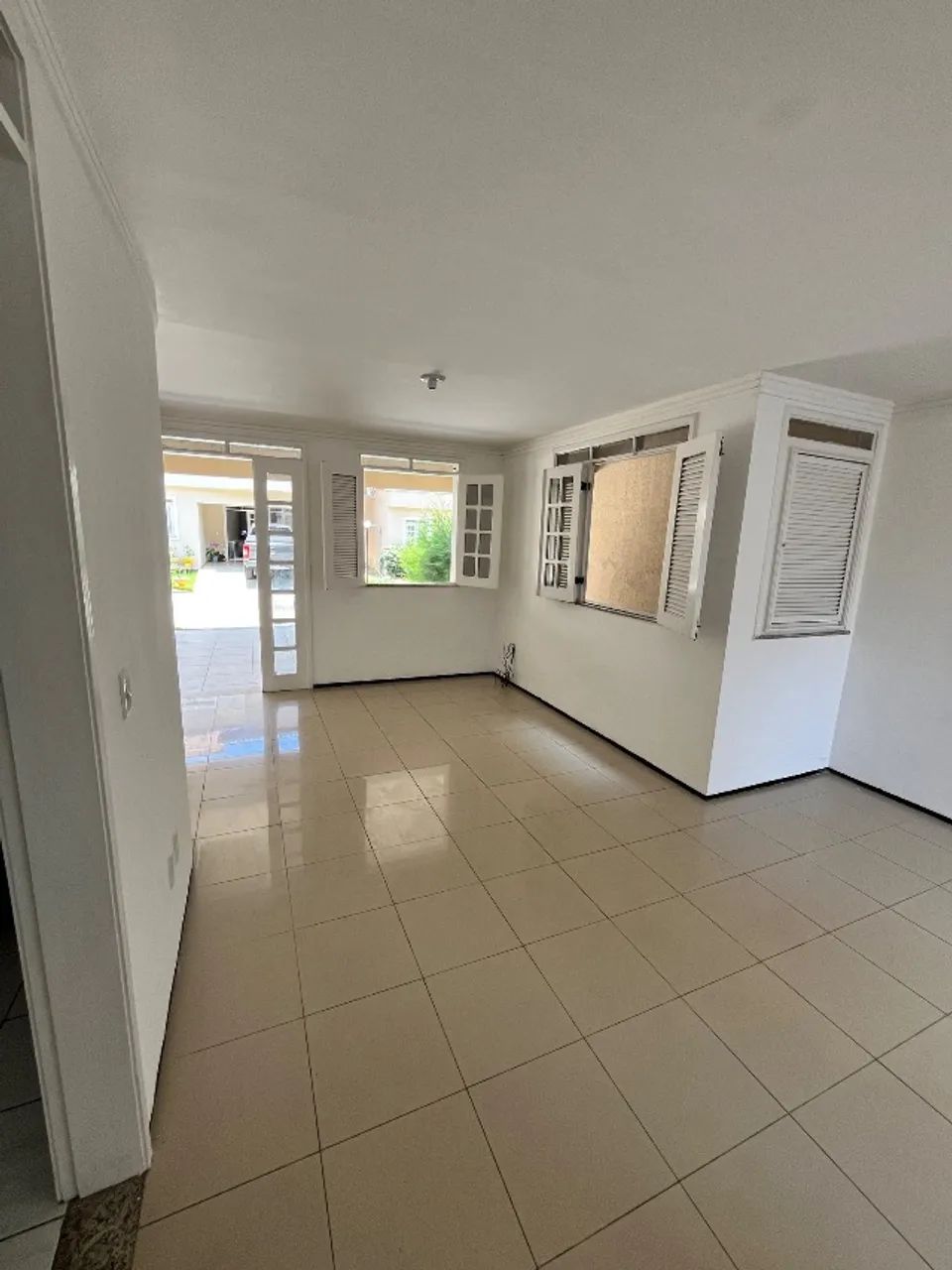 Alugo casa dupléx em condomínio com 3 suítes e 5 banheiros  - Foto 2