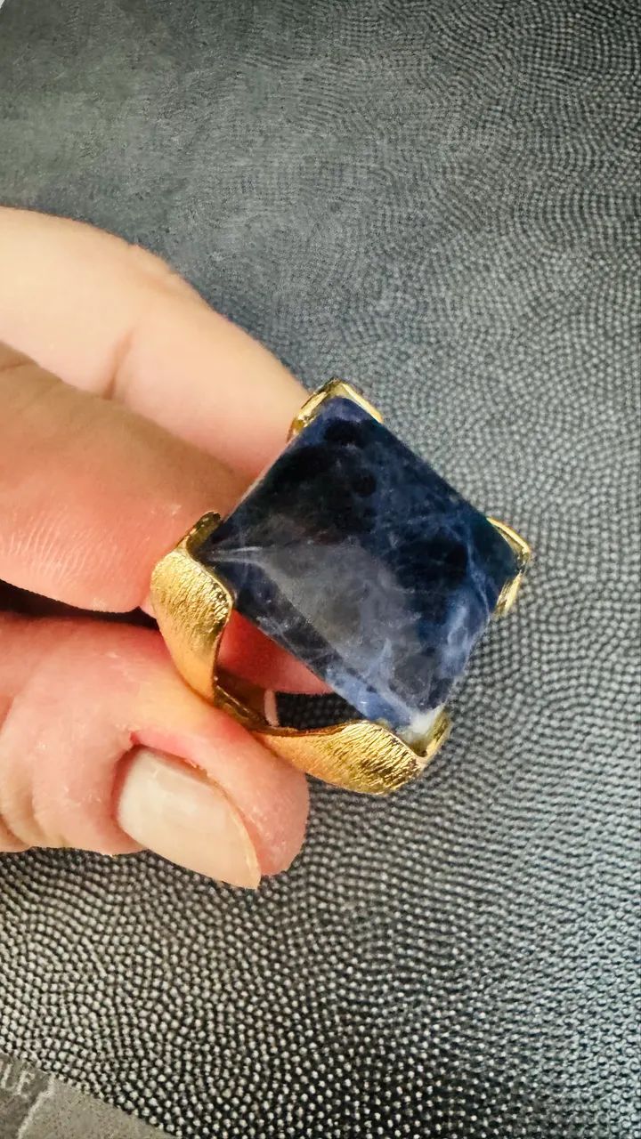 Anel dourado com pedra azul
