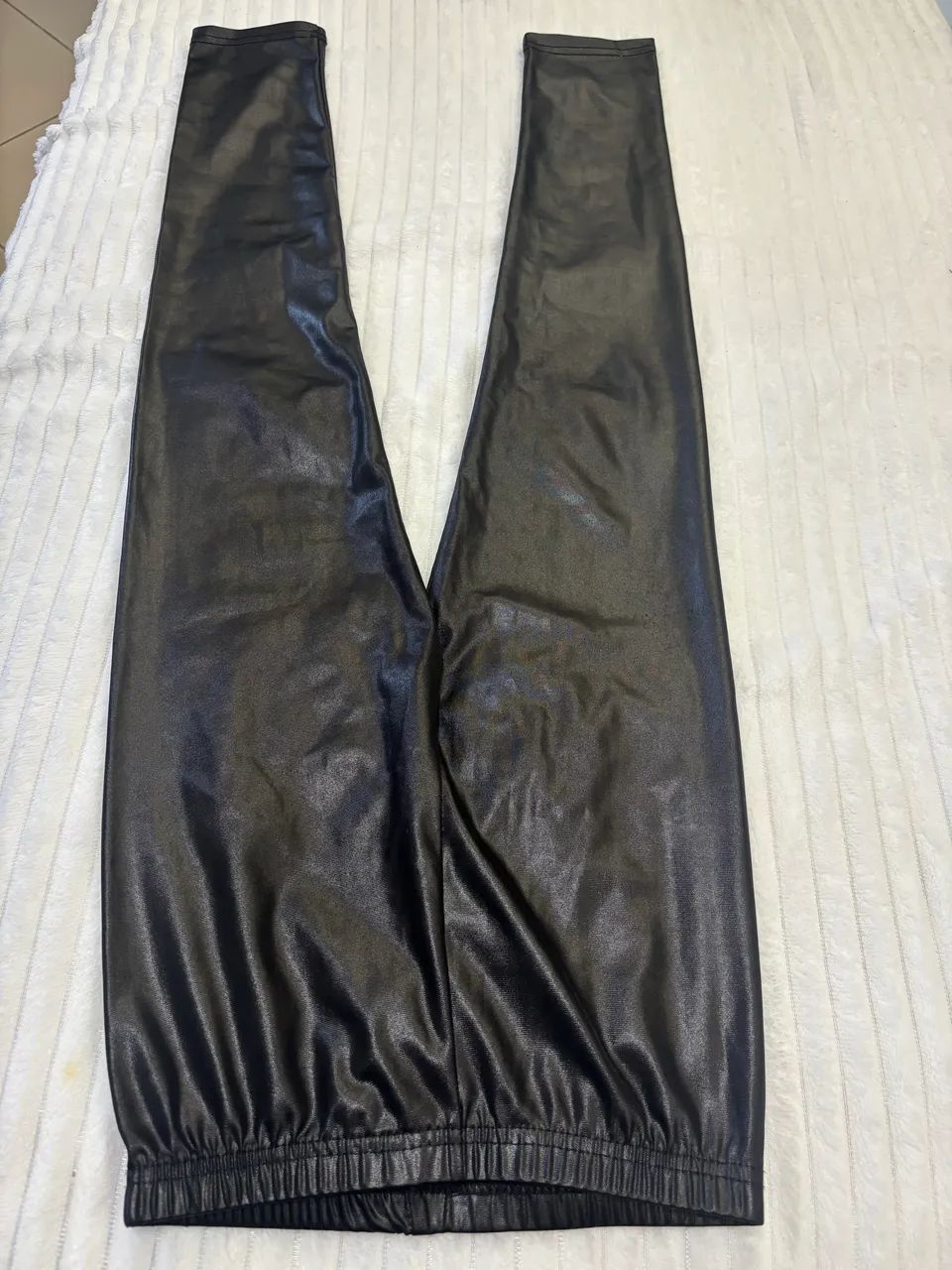 Calça Legging Cirrê Preta Efeito Couro / Resinada com Cós de Elástico - Foto 2