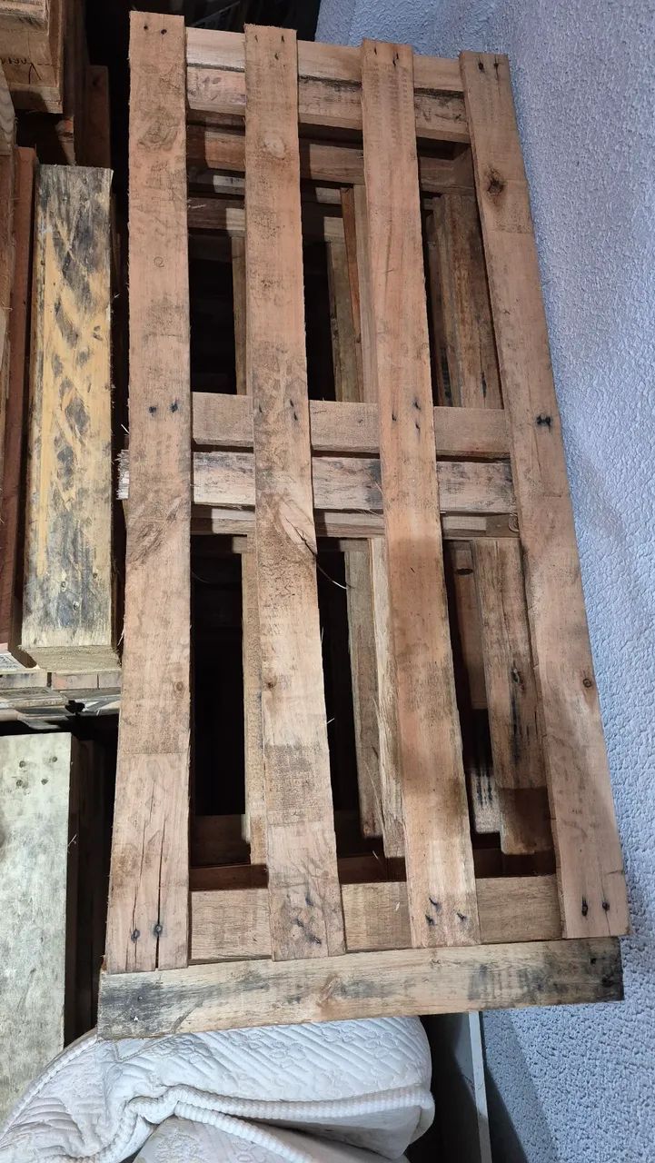 Pallets seminovos medida 1.20mt por 0.50 centímetros, ideal para cerquinhas decorativas.