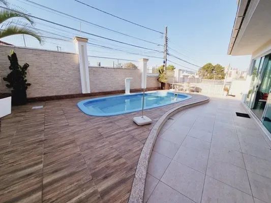 Alto padrão 2 aptos completos com piscina e 7 garagens livres - Foto 2