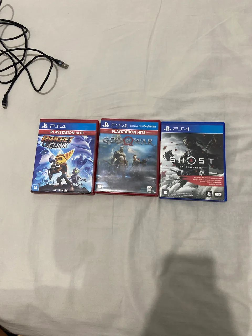 Ps4 funcionando perfeitamente com 2 fios e dois controles e 3 jogos(videogame usado) - Foto 3