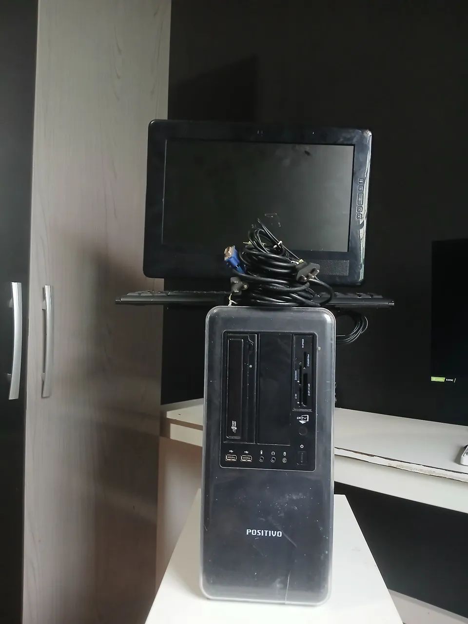 Computador positivo  usado com cabos de conexão  - Foto 3