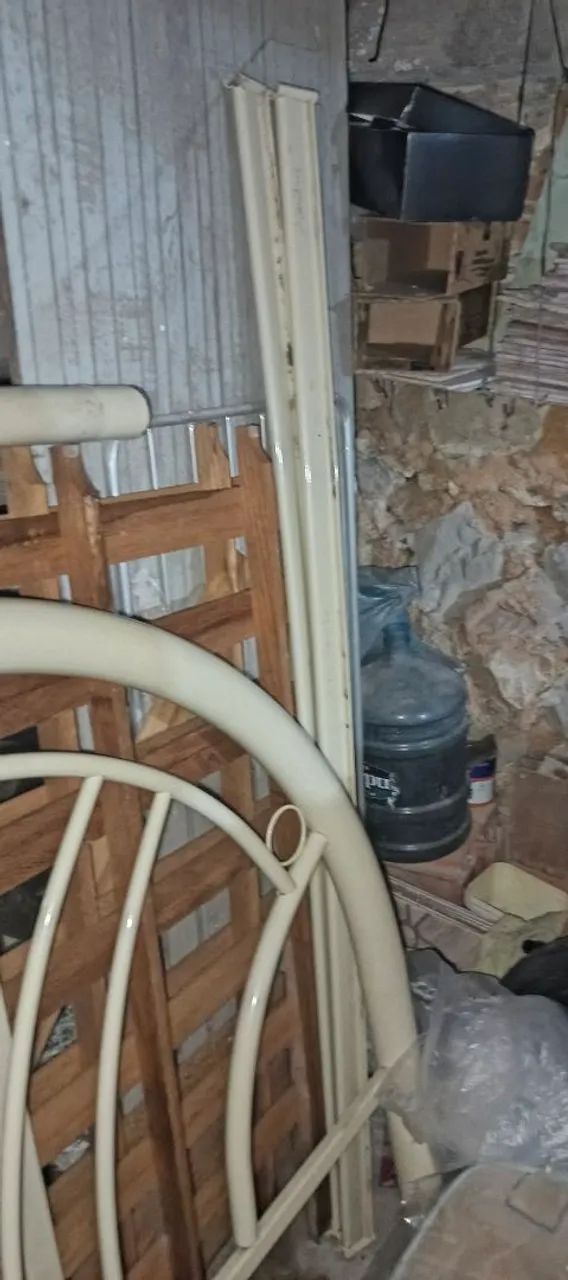 Cama de casal com base de Ferro