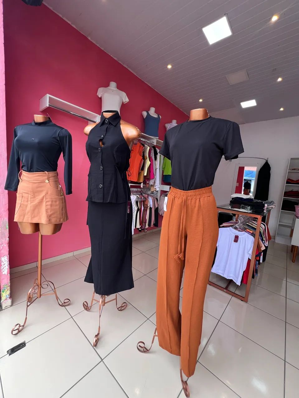3 manequins de corpo com suporte na cor rosé