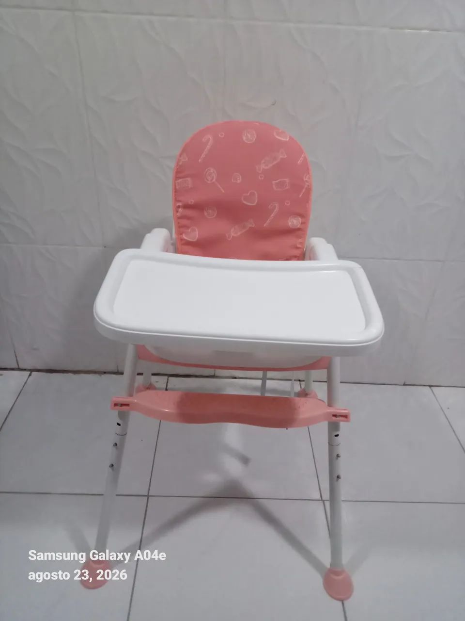 Cadeira de alimentação novinha  - Foto 3