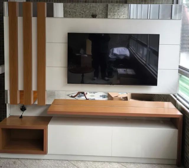 VENDO RACK EM MDF E ESPELHOS. NICHO ILUMINADO,  DUAS PORTAS E SUPORTA TV ATÉ 60 POLEGADAS - Foto 4