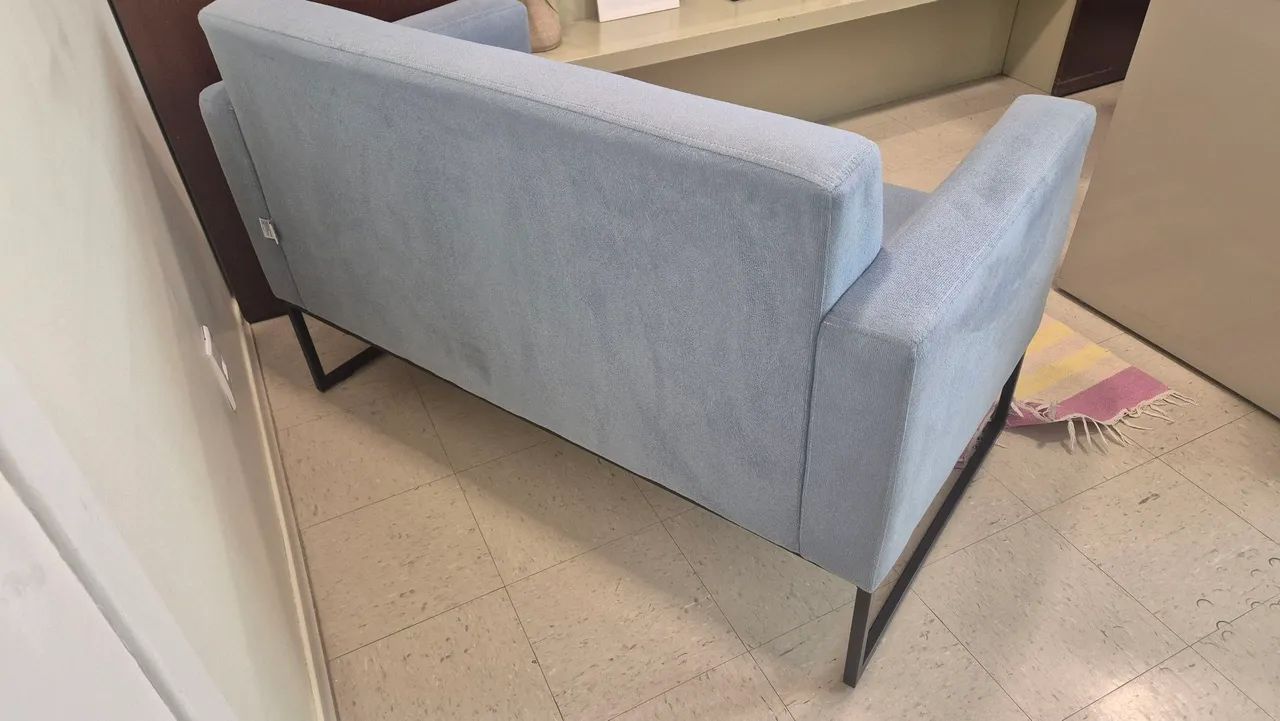 Sofá 2 lugares azul com base de metal preto perfeitas condições  - Foto 5