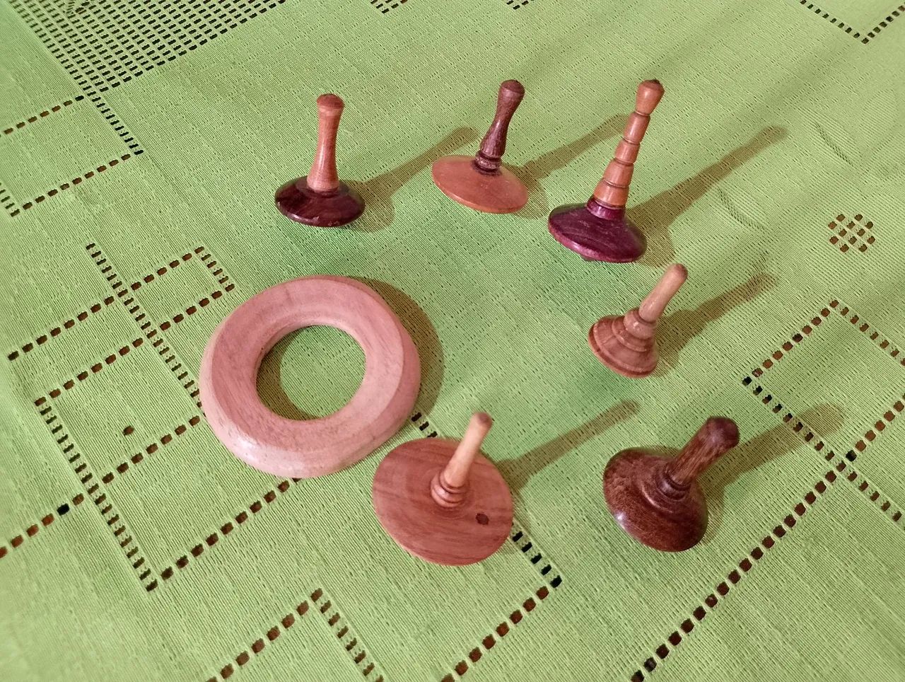 Conjunto de 6 peões, feitos artesanalmente em madeira nobre. - Foto 4