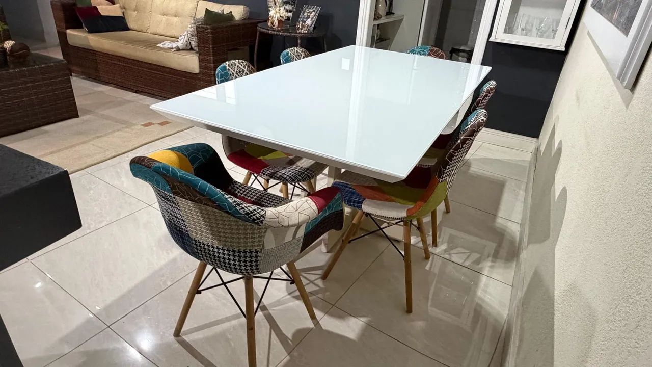 Mesa de Jantar com 6 Cadeiras Charles Eames Patchwork - Semi Nova - Lindas - Ótimo Preço  - Foto 4