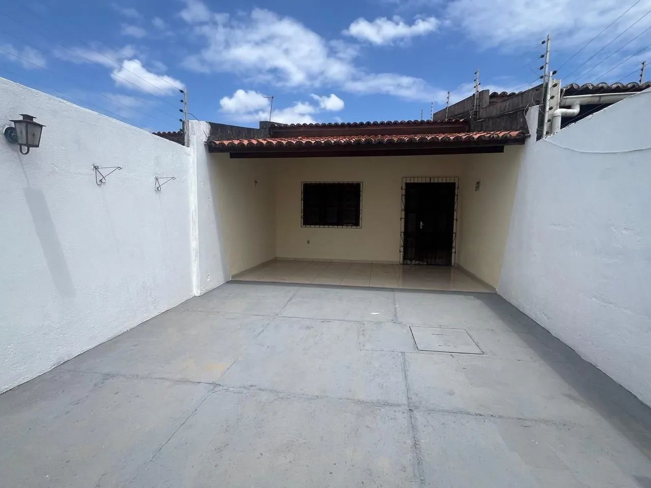 Casa plana com 3 quartos, 2 banheiros, 4 vagas