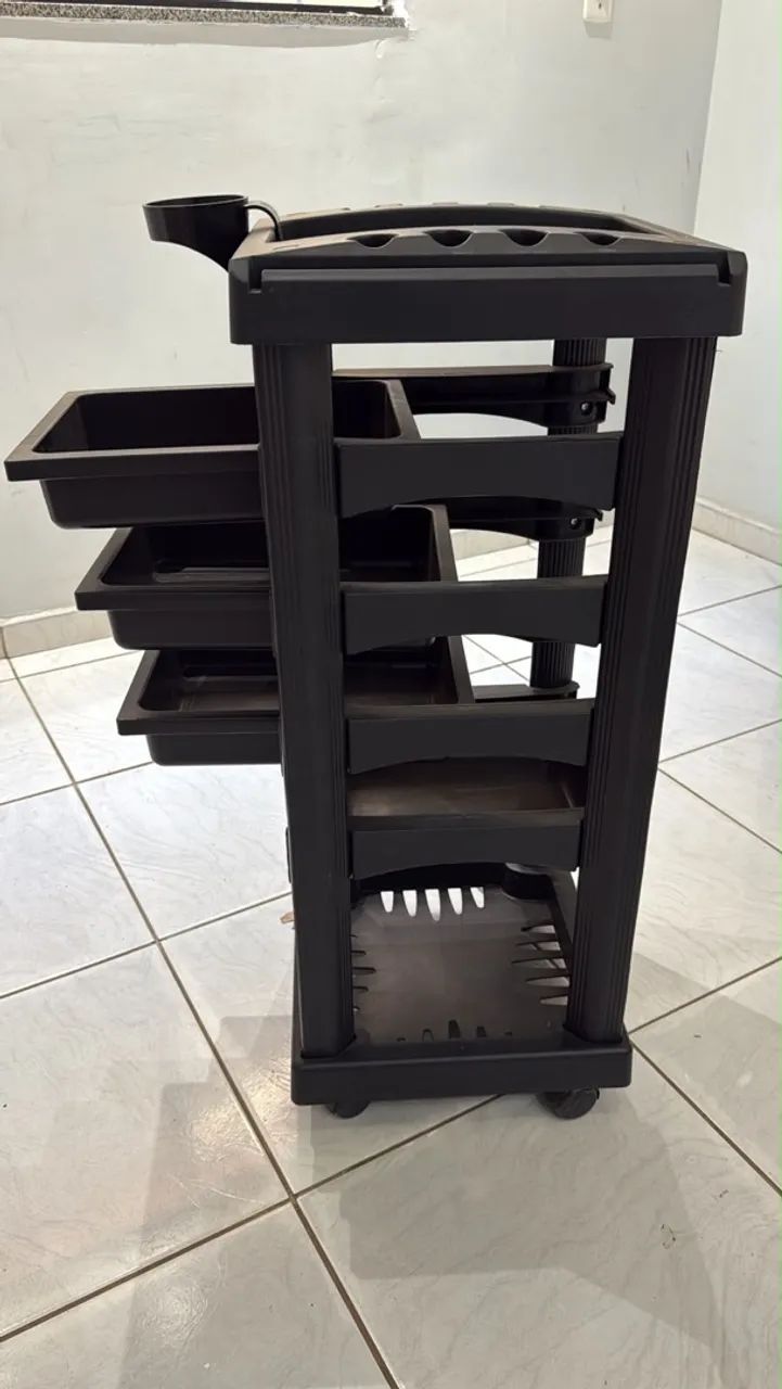 Rack ,Mesa de plástico com 6 cadeiras,Carrinho auxiliar,Aspirador de pó Electrolux e etc - Foto 2