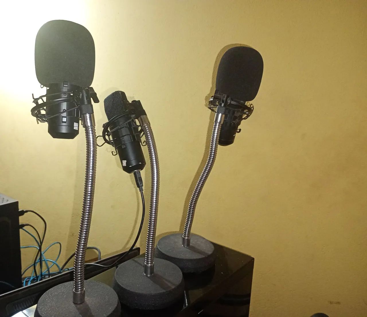 Lote promoçao kit com 3 microfone arcano com cabos e pedestais