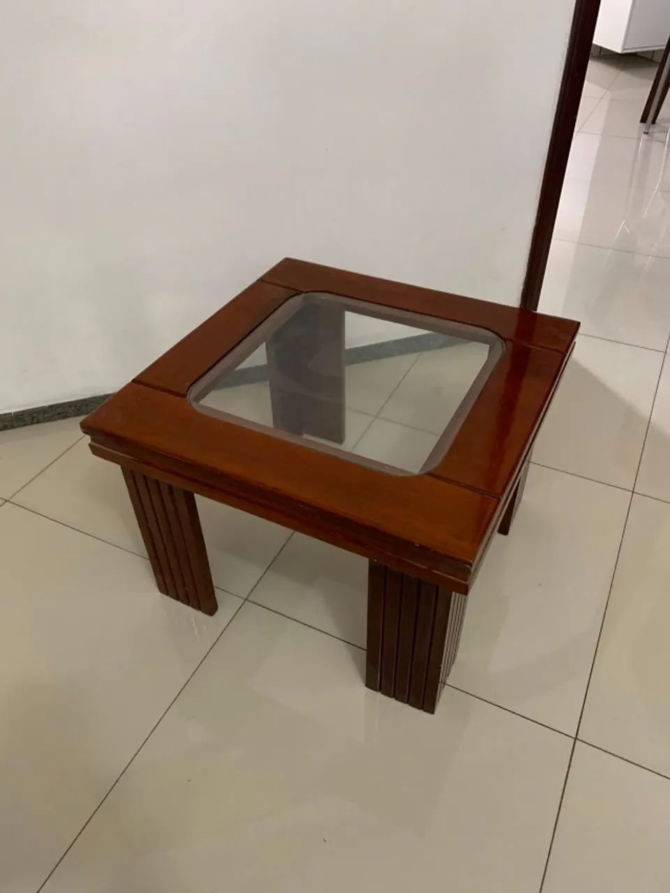 Mesa de centro quadrada em madeira
