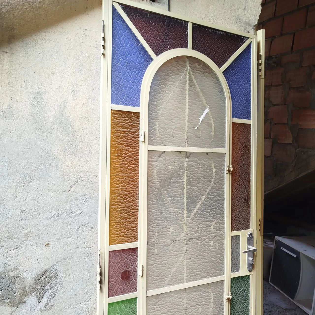Porta de aço com vidrais coloridos (Demolição)