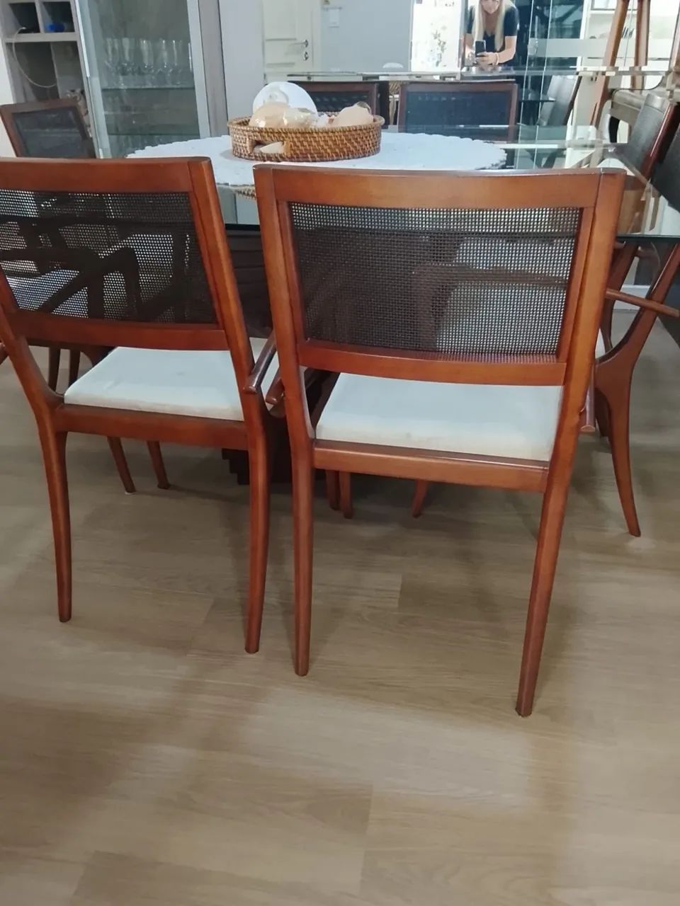 Vende-se Mesa De Jantar Em Madeira Maciça. - Foto 3
