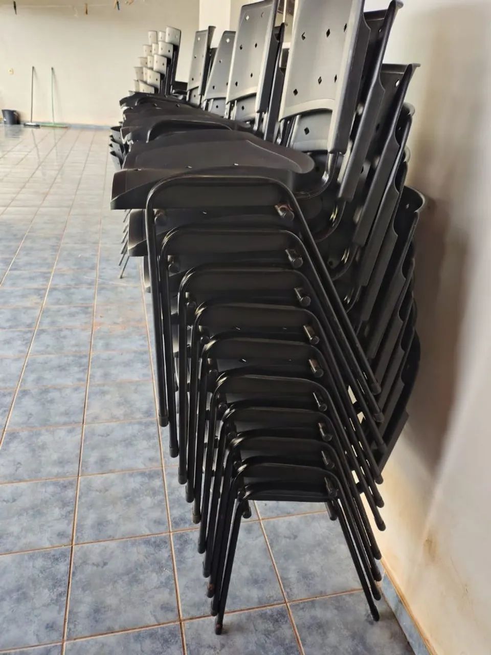  Cadeiras Fixas Empilháveis Plaxmetal Preta - Foto 4