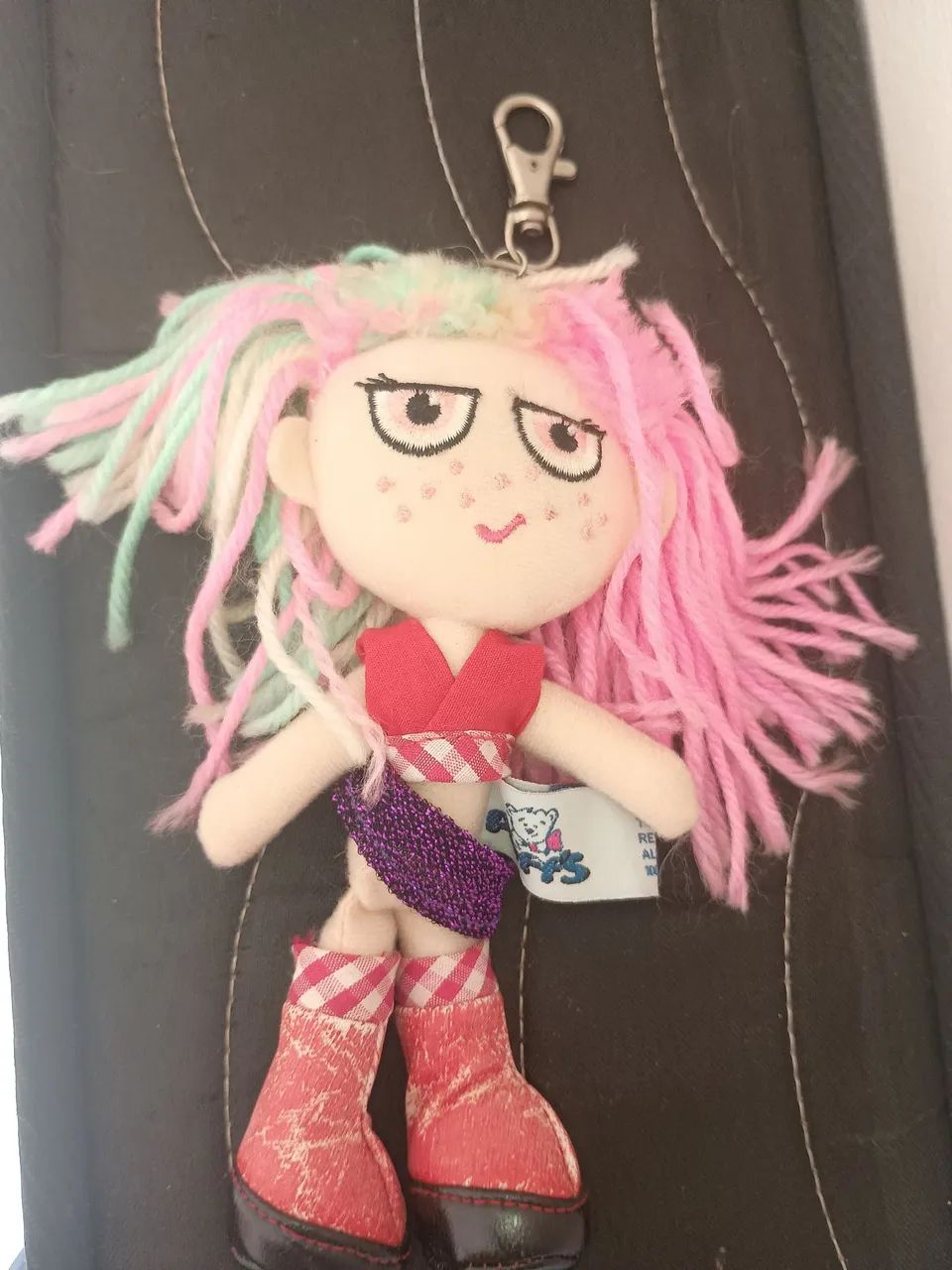 Boneca de pelúcia com chaveiro da marca Puff's Toys