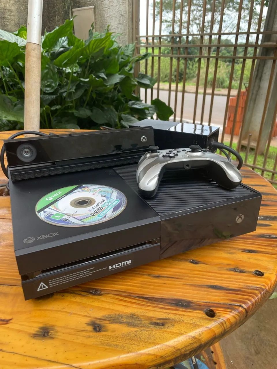 Xbox one com kinect e controle com PÉS 21