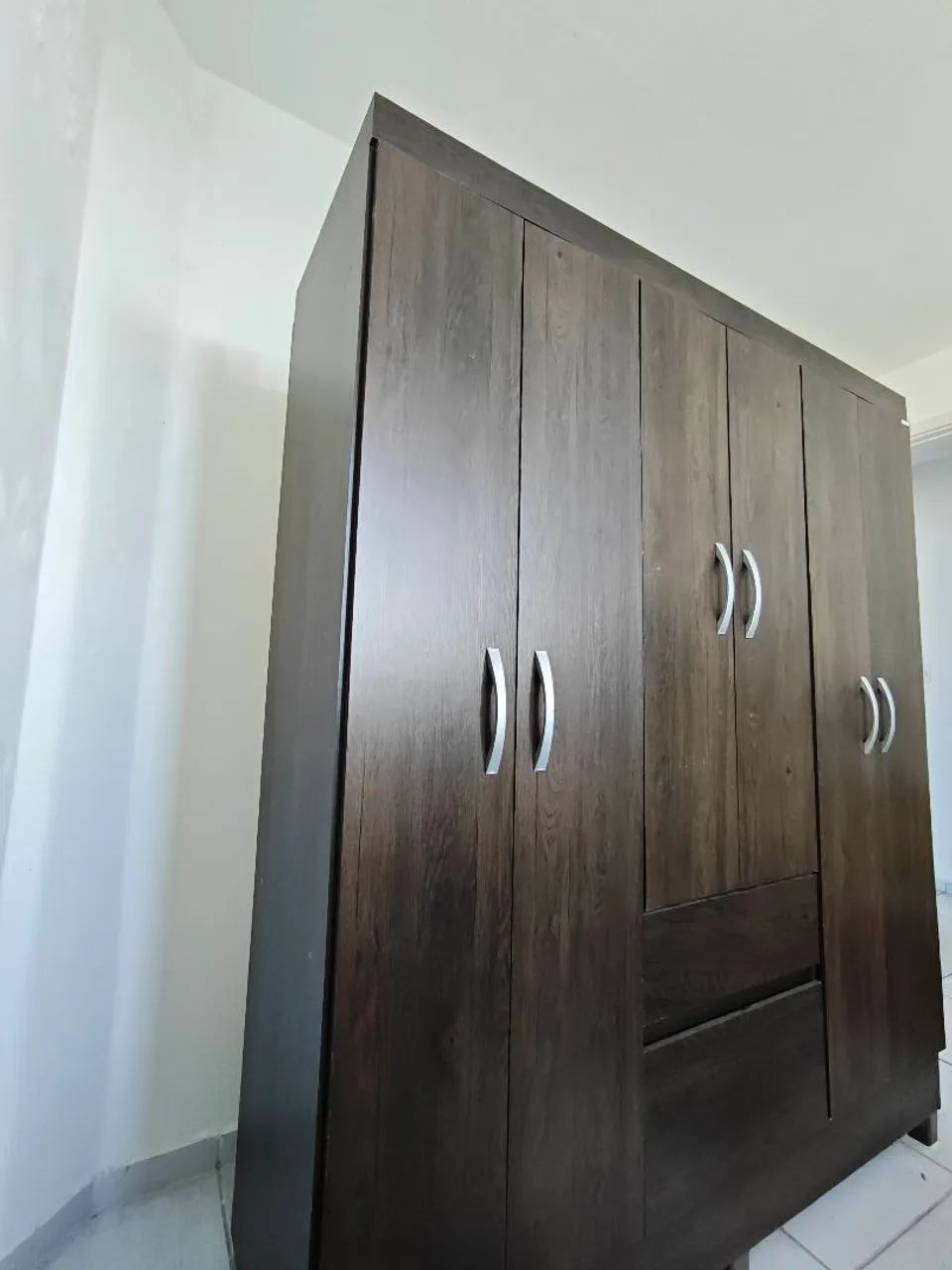 Vendo guarda roupas de 6 portas e 2 gavetas 