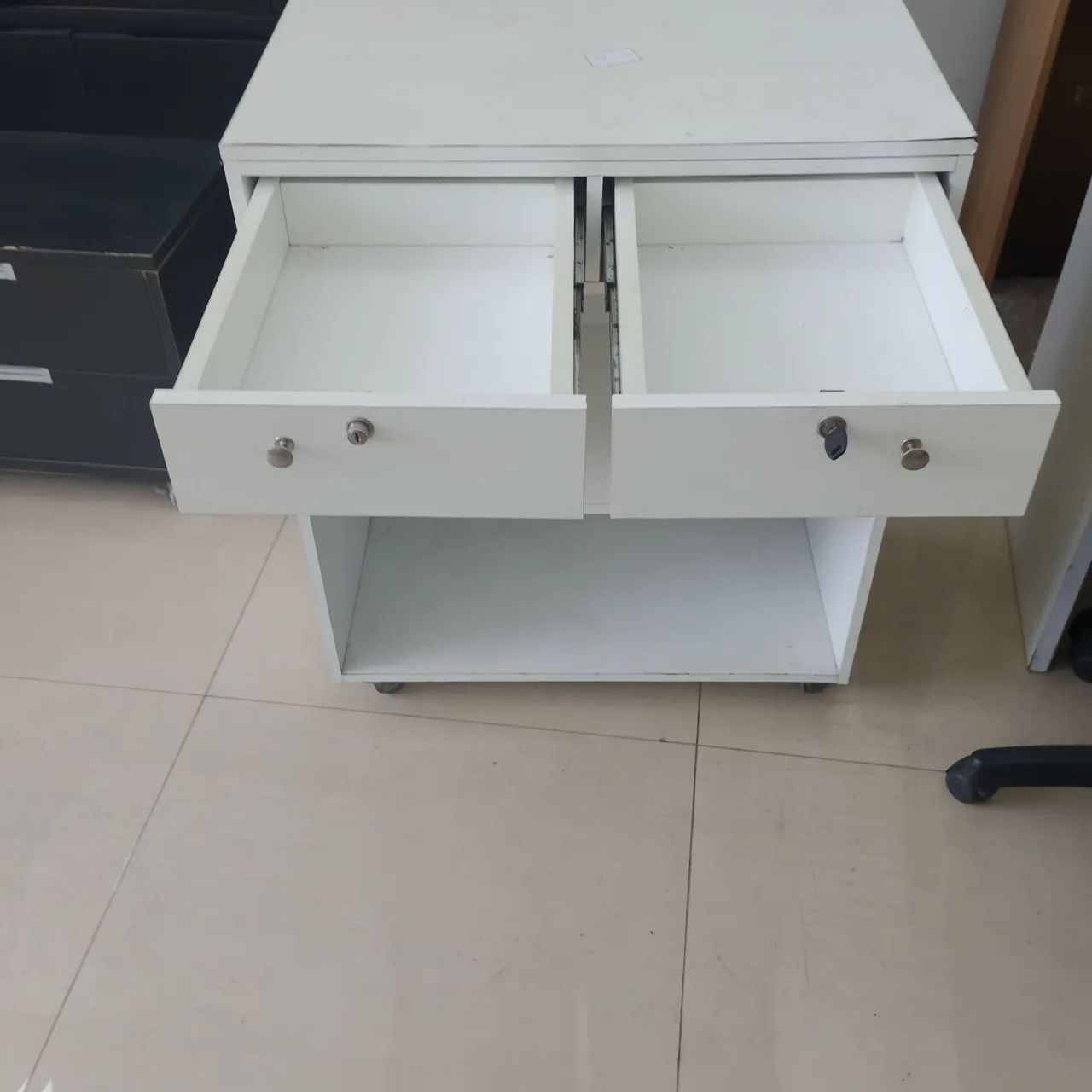 Mesa Auxiliar Multiuso Branca com 2 Gavetas, Prateleiras e Rodinhas - Foto 2