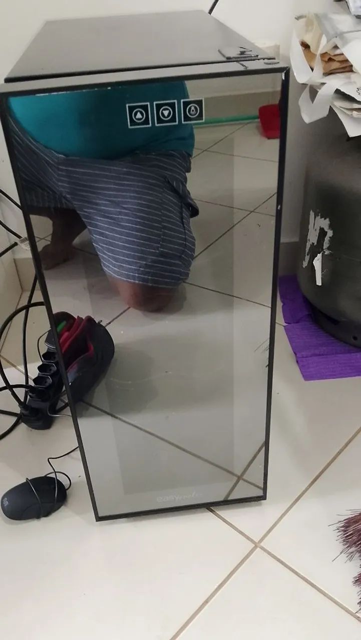 Vendo adega semi nova linda e boa só usar - Foto 2