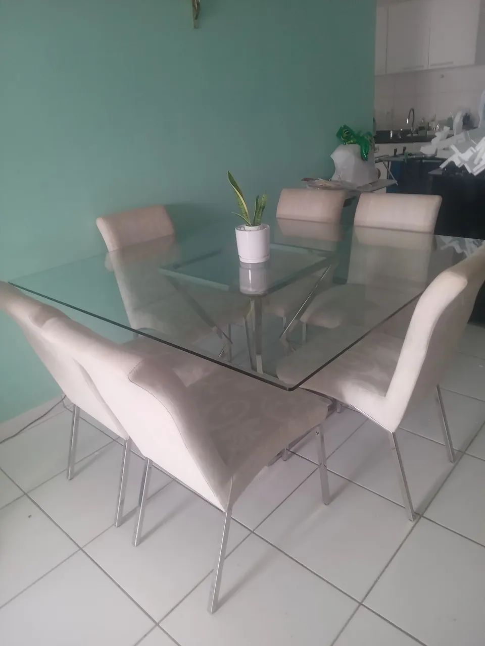 Mesa de tampo de vidro com 06 (seis) cadeiras