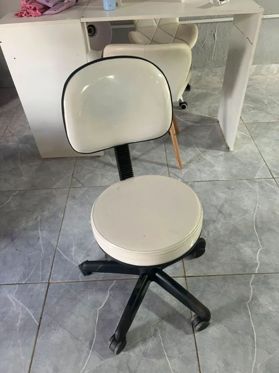 Cadeira mocho giratória com encosto