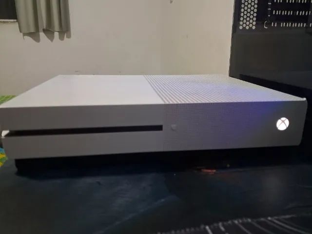 Xbox one usado com 2 controles