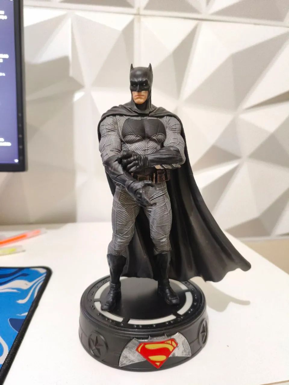 Boneco de coleção Batman com a base