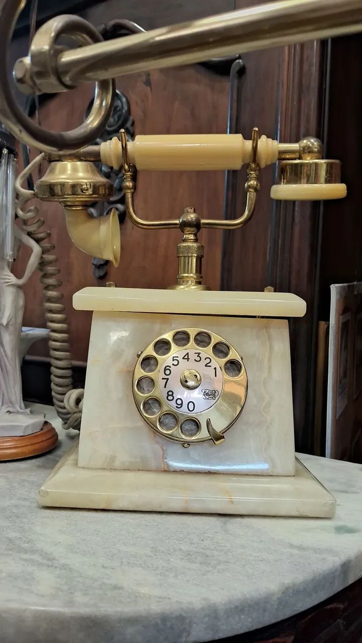 telefone vintage da marca Teleart, caracterizado pela base em mármore ou ônix  - Foto 5