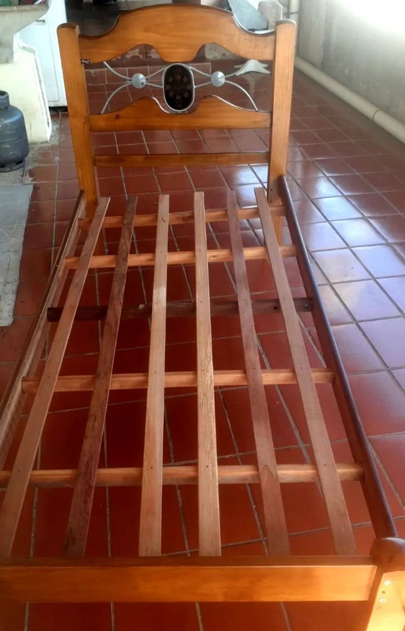 Cama em madeira maciça solteirão usada 