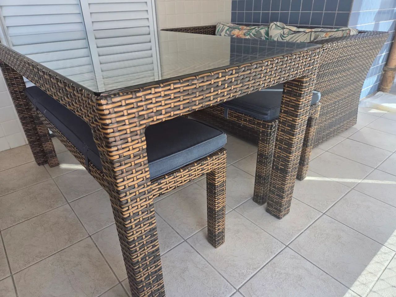 Conjunto de mesa e sofá para área externa 