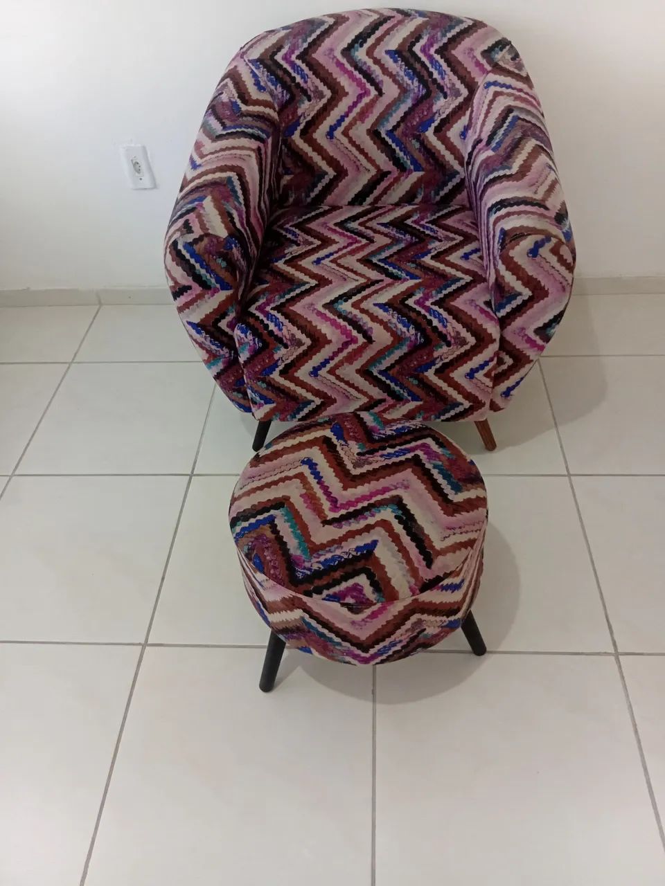 Vendo poltrona tecido com puf