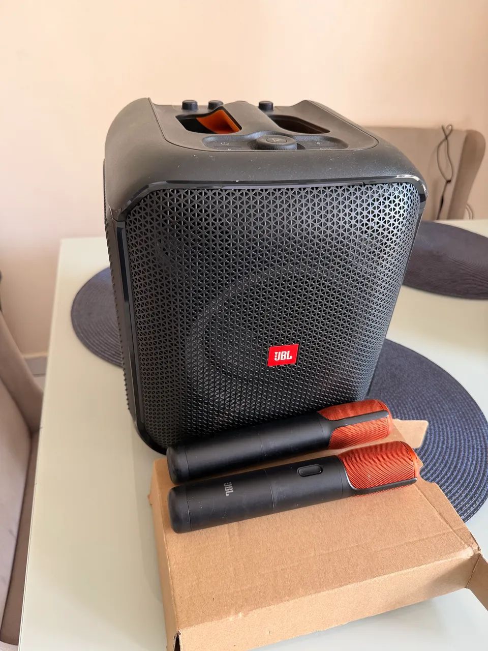 Caixa de som JBL PartyBox com 2 microfones