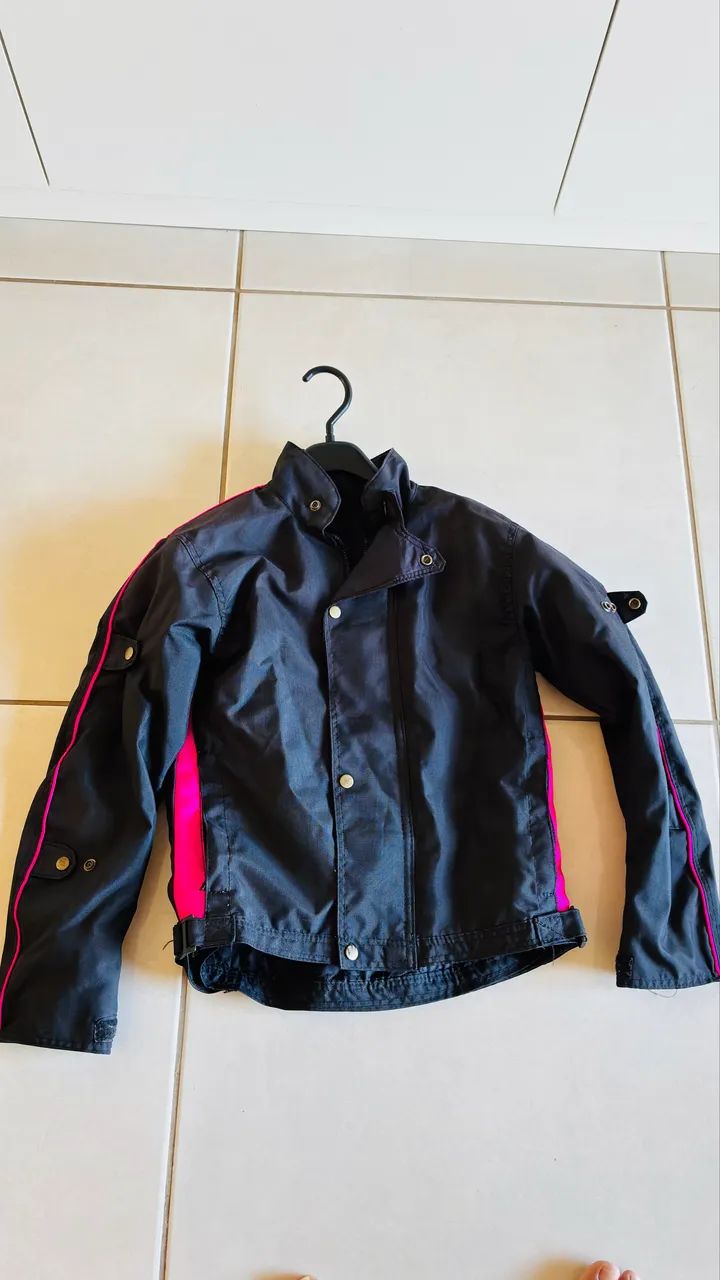 Jaqueta linda com detalhe em rosa