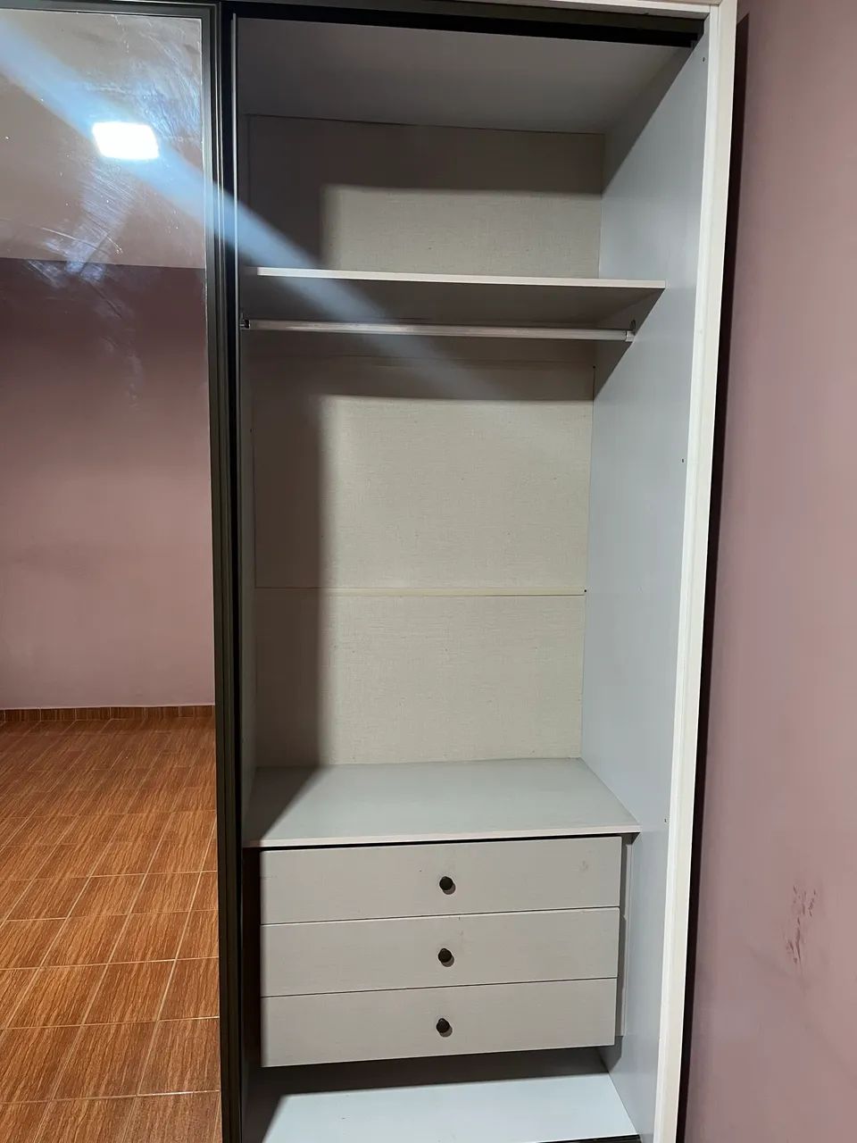Guarda-roupa casal com espelho - Foto 2
