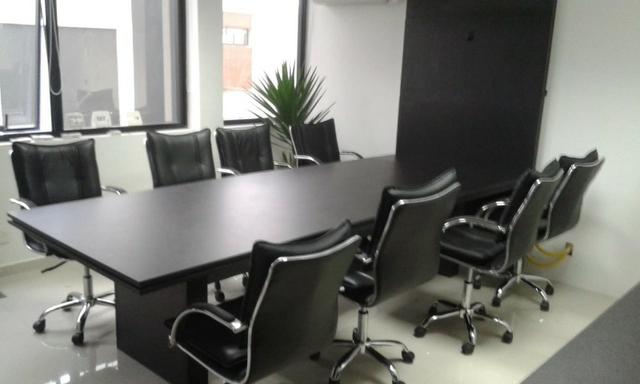 Mesa c Painel de TV embutido para empresas