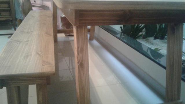 Mesa churrasco madeira com 2 banco e pés dobráveis na cor rustica - Foto 3