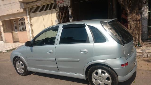 Corsa ar,trava,direção alarme,banco de couro,computador de bordo e roda de liga leve - Foto 11