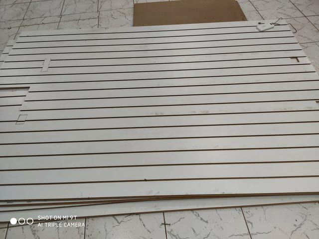 Painel canaletado usado com pequenos cortes