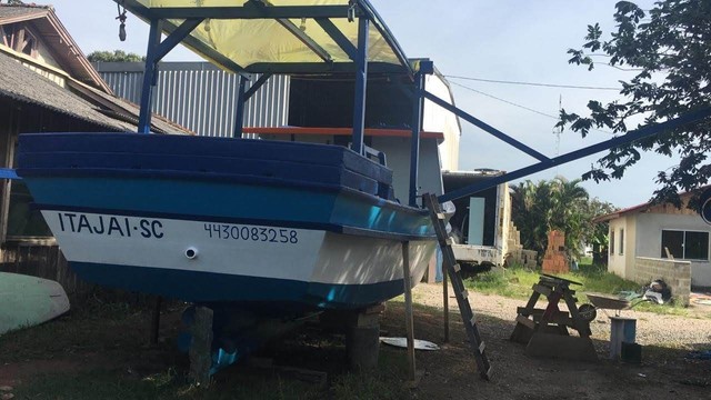 Vendo barco de camarão com licença 