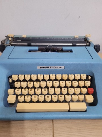 Máquina de escrever Olivetti Studio 46