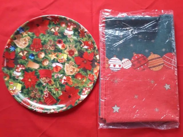 Vendo uma Toalha de Mesa  (Natal ) em tecido  + e um prato bandeja de natal redonda.