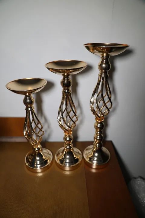 castiçal de metal (6 unidades) dourado com hastes torcidas decoração de festa - Foto 4