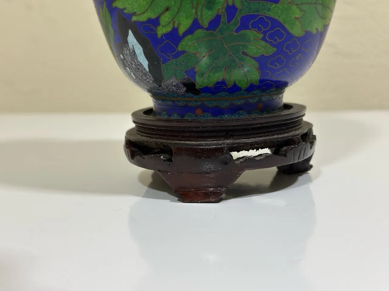 Antigo Vaso chines  em Bronze e Cloisonne com base em madeira nobre - Foto 5