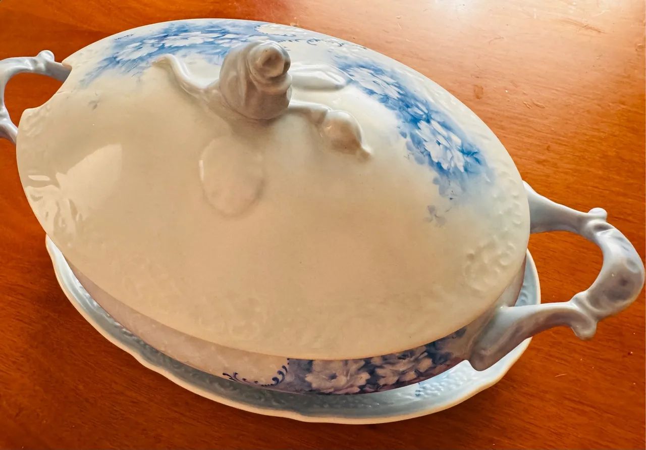 Belíssima e Imponente Sopeira e Travessa e Porcelana - Foto 2