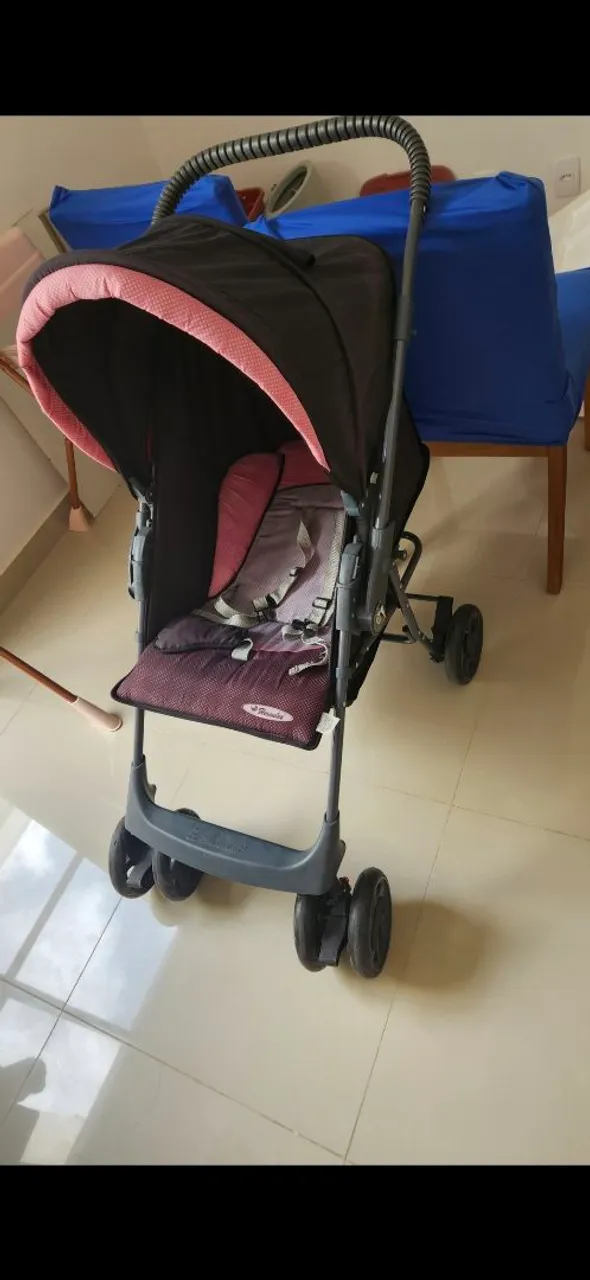 Carrinho de bebê rosa