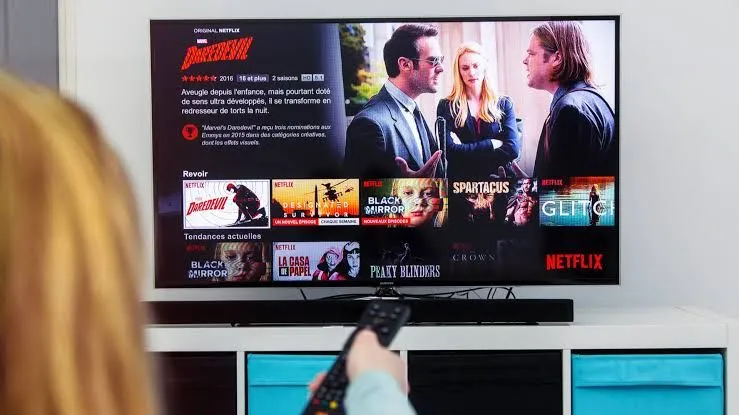 Smart TV Netflix, prime video, globo play entre outros